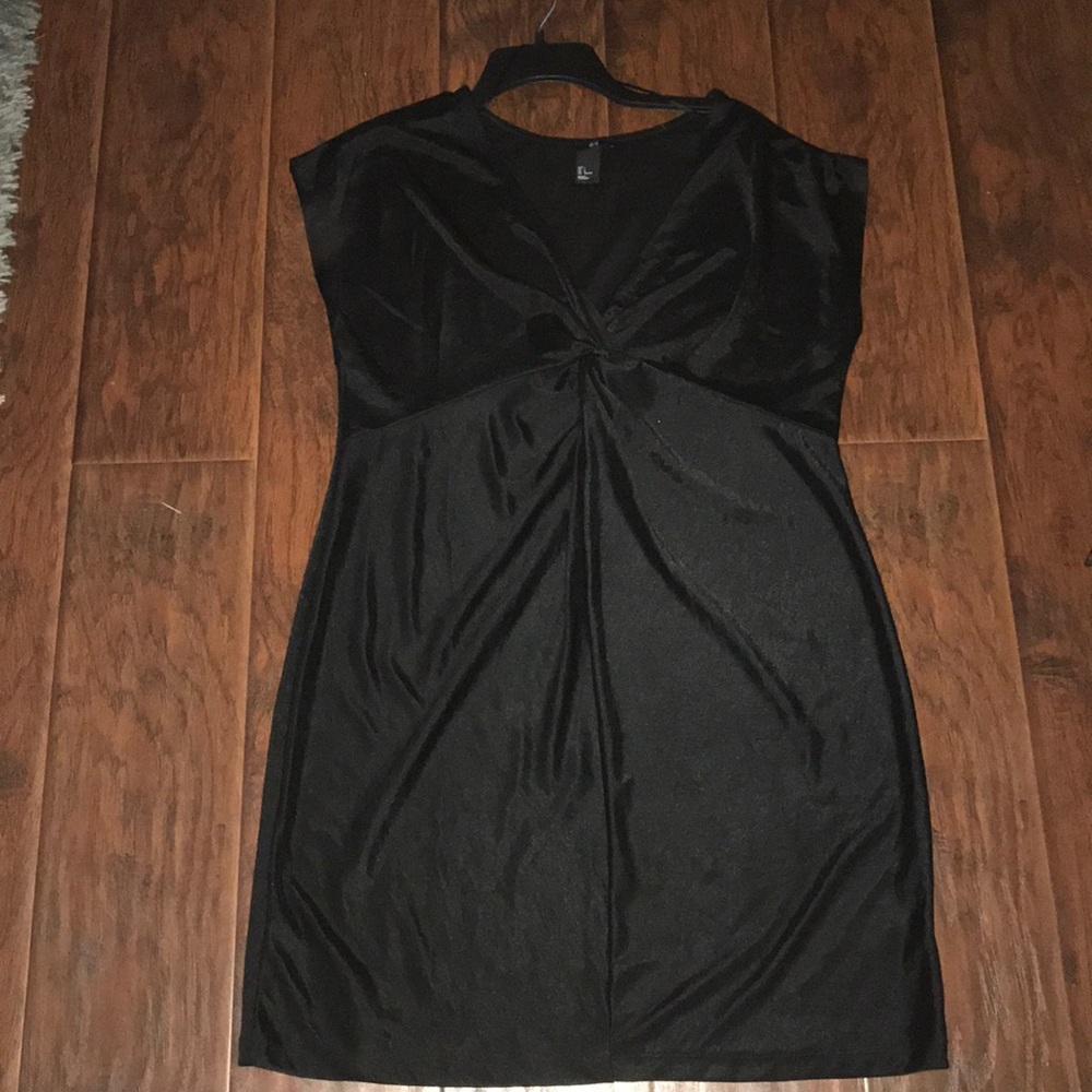 H&M short sleeve low cut front with knot gather